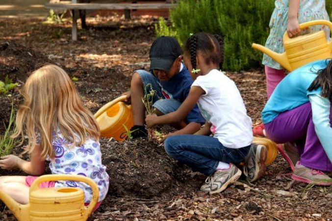 21_enfants_jardinage